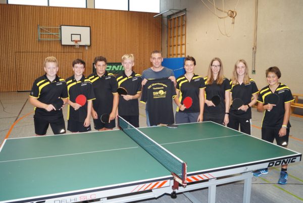 2016-09-24-uebergabe-tischtennistrikots-tsv